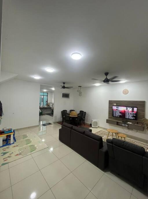 Hadeerna Homestay - Double Storey Terrace Chemor Kültér fotó