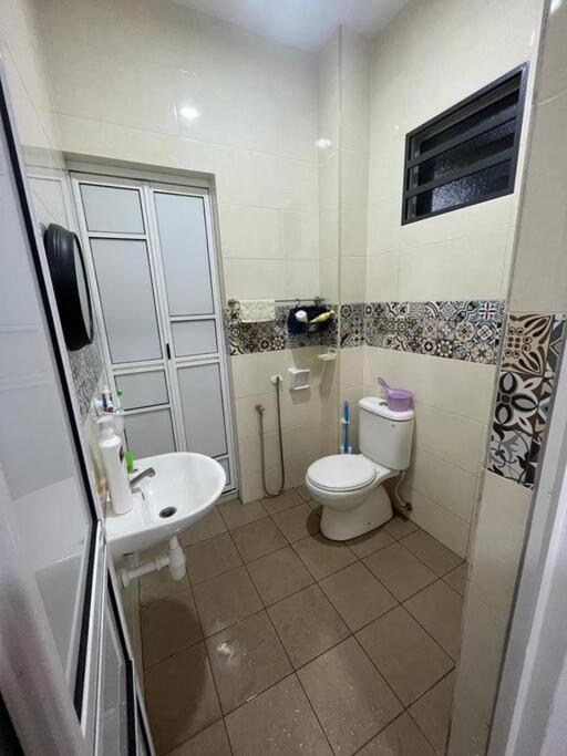 Hadeerna Homestay - Double Storey Terrace Chemor Kültér fotó